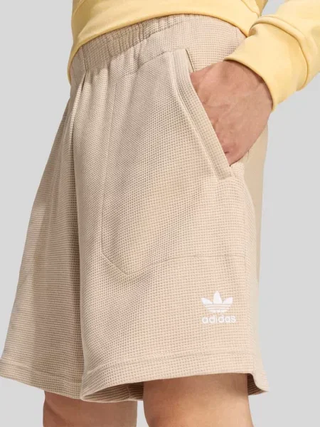 Szorty treningowe o kroju regular fit z elastycznym pasem Adidas Originals beżowe