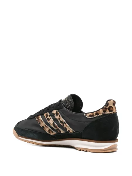 Dryžuotos sportbačiai Adidas juoda