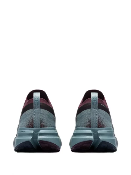 Sneakerși On albastru