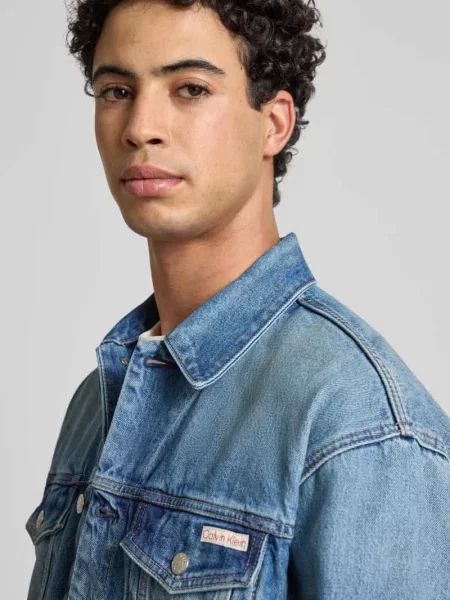 Kurtka jeansowa z na piersi i detalem z logo Calvin Klein Jeans niebieska