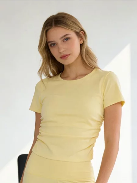 Облягаюча блузка зі зборками з боків світло-жовтий жовта