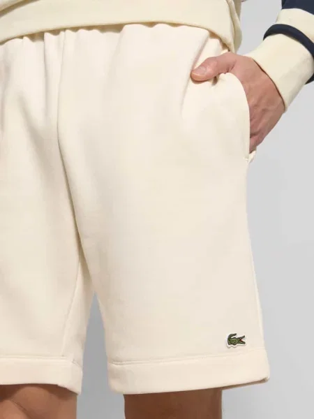 Szorty z dzianiny dresowej o kroju regular fit z elastycznym pasem Lacoste białe