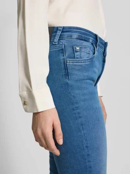 Jeansy o kroju slim fit z poszerzaną nogawką i 5 model ‘Shelby’ Mustang niebieskie