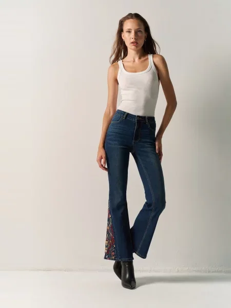 KOROSHI Jeans crem / albastru denim / roșu alb