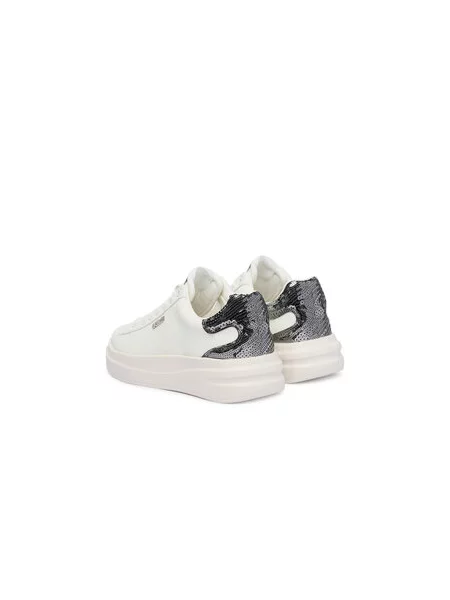 Sneakersy Guess bílé