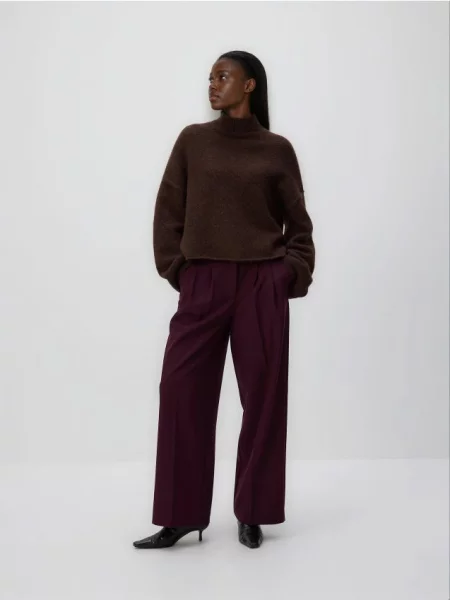 Reserved Штани зі складками бордовий