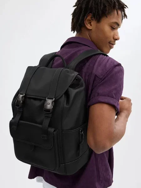 Кожаный однотонный большой рюкзак Coach черный
