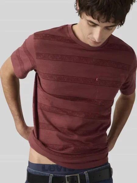 T-shirt o kroju regular fit z okrągłym dekoltem Levi's czerwona