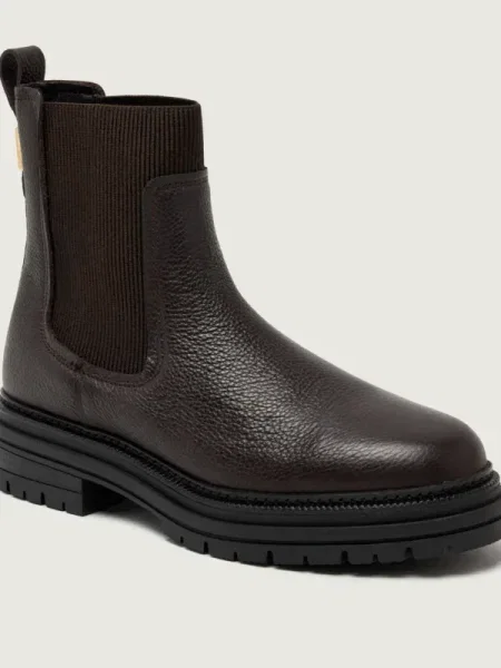 Tommy Hilfiger bőr bokacsizma PLAQUE PEBBLE CHELSEA lapos talpú barna