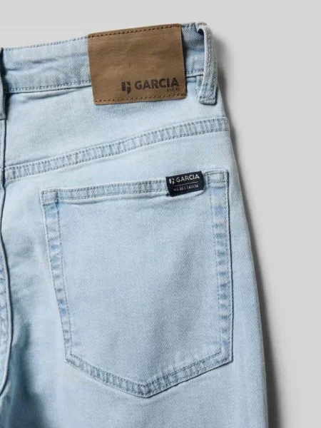 Jeansy o kroju straight fit z naszywką z logo Garcia
