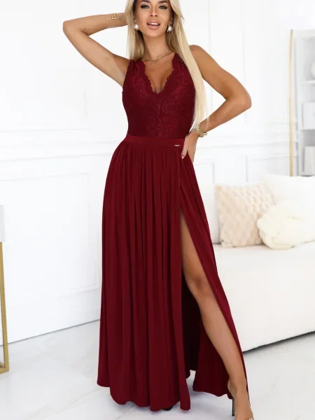 Długa sukienka maxi Numoco z rozcieciem bordowa