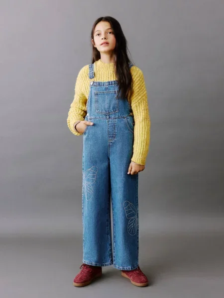 Ogrodniczki jeansowe z haftowanymi motylami Dzieci 9 MANGO KIDS ciemnoniebieski