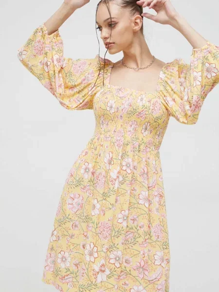 Рокля Billabong къс модел разкроен модел жълто