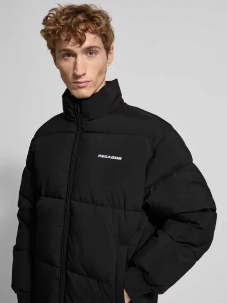 Kurtka w stylu puffer z wyhaftowanym logo Pegador czarna