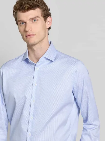 Koszula biznesowa o kroju regular fit i jakości premium z kołnierzykiem typu cutaway Christian Berg Men błękitna