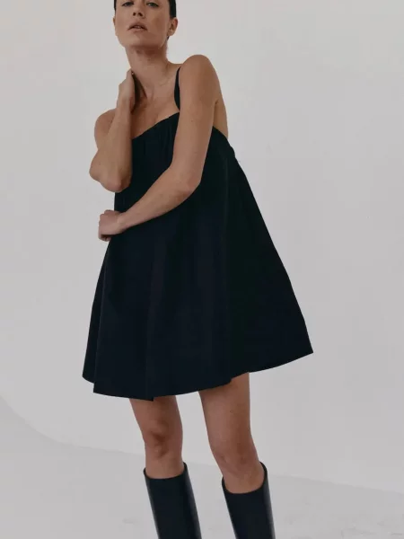 Рокля MUUV. JELLE къса с уголемена кройка черно