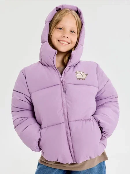Sinsay Prošívaná puffer bunda s kapucí Pusheen the Cat levandulová
