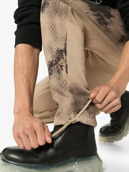 Pantaloni 1017 Alyx 9sm cu imprimeu abstract maro