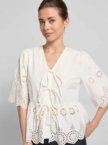 Bluzka o kroju regular fit z haftem angielskim model Cornelia' Y.a.s biała
