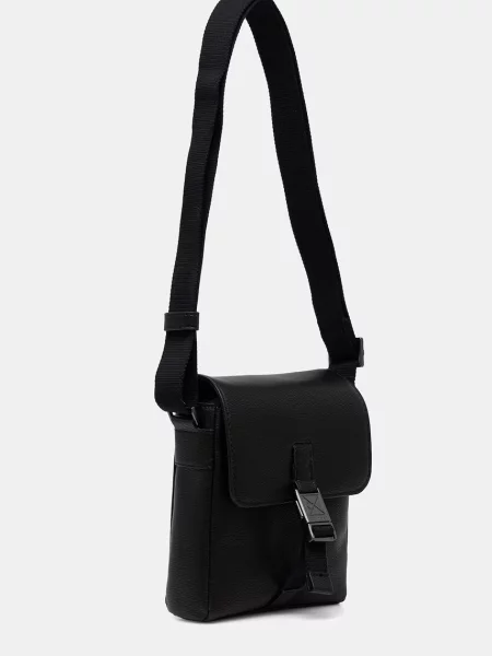 Taška cez rameno Calvin Klein Emblem Hw Flap Reporter čierna