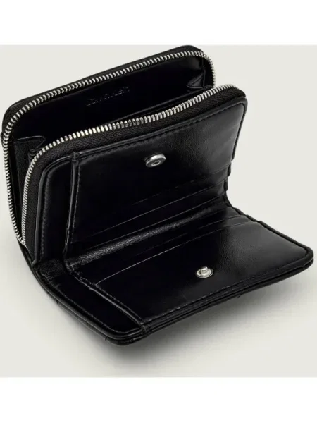 Pénztárca Calvin Klein Quilted Flap Zip Around fekete