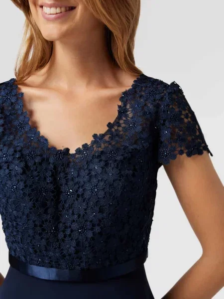 Sukienka koktajlowa z ozdobnymi kamieniami i kwiatowymi haftami Luxuar Fashion granatowa