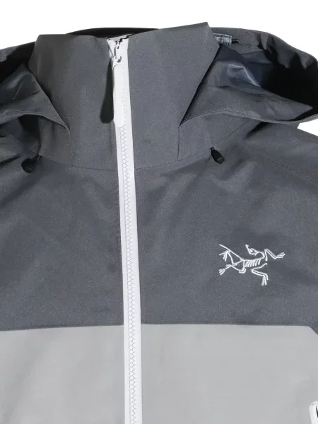 Geacă Arc'teryx cu glugă gri