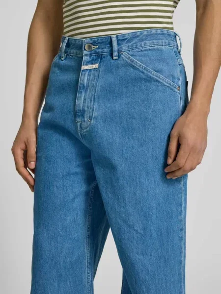 Jeansy o kroju straight fit z naszywką z logo Closed niebieskie