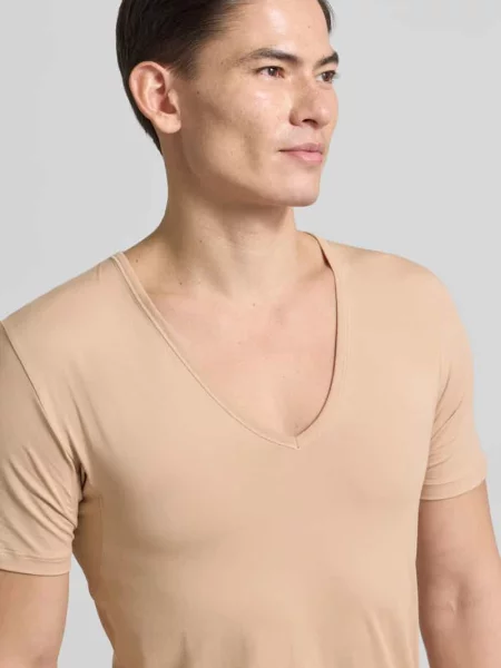 T-shirt o kroju slim fit z dekoltem w serek seria ‘DRY COTTON FUNCTIONAL’ model ‘DAS DRUNTERHEMD’ Mey beżowa