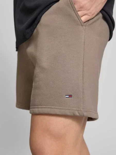 Szorty z bawełnianej mieszanki w kroju regular fit Tommy Jeans brązowe
