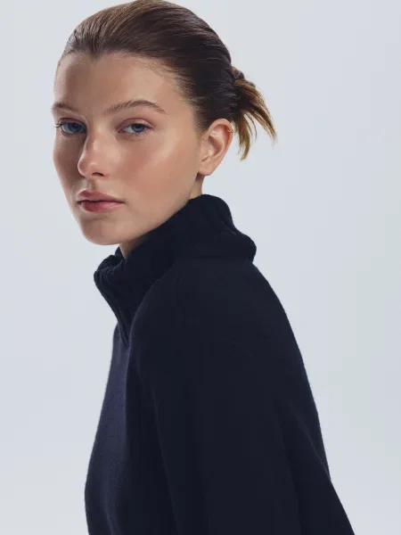 Reserved Светр-водолазка чорний