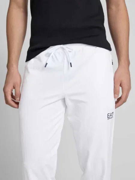 Spodnie treningowe o kroju relaxed fit z fakturowanym wzorem model ‘TENNIS PRO’ Ea7 Emporio Armani białe