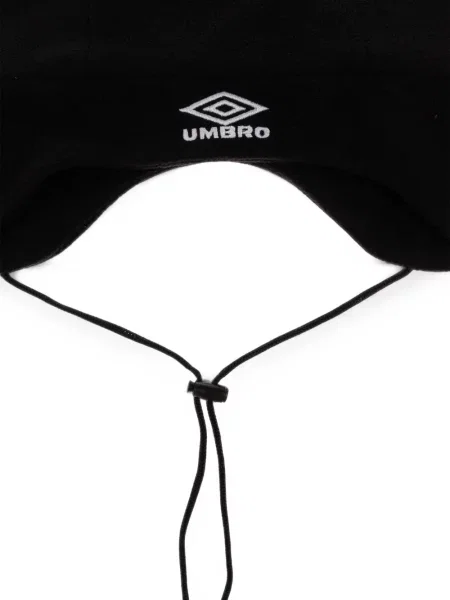 Căciulă Umbro cu broderie cu cordon negru