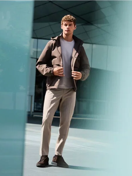 Reserved Pantaloni chino slim la dungă bej