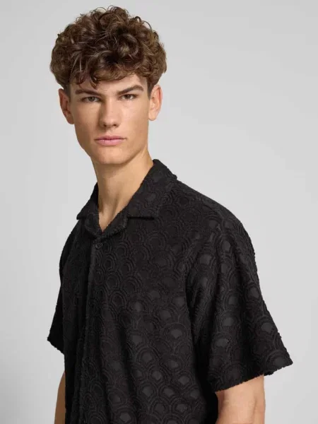 Koszula casualowa o kroju relaxed fit z fakturowanym wzorem model ‘INFINITY’ Jack & Jones czarna