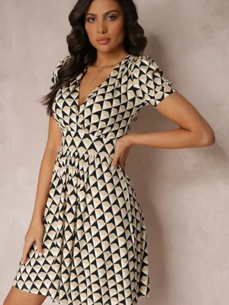 Rochie mini cloș cu decolteu petrecut și pernuțe în umeri Saniza bej