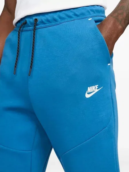 Fleecové běžecké kraťasy Nike s vázáním červené