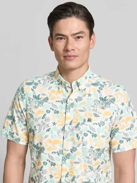 Koszula casualowa o kroju modern fit z kołnierzykiem typu button down Lerros żółta