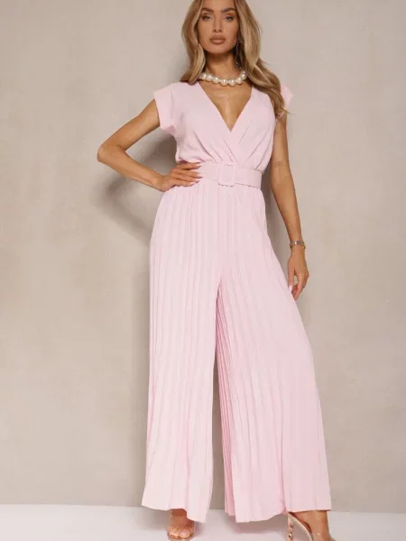 Kopertowy Kombinezon Wide Leg Zdobiony Plisami i z Klamrą Salirella różowy