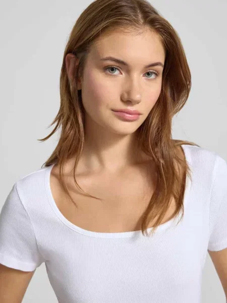 T-shirt o kroju slim fit z mieszanki bawełny Levi's biała
