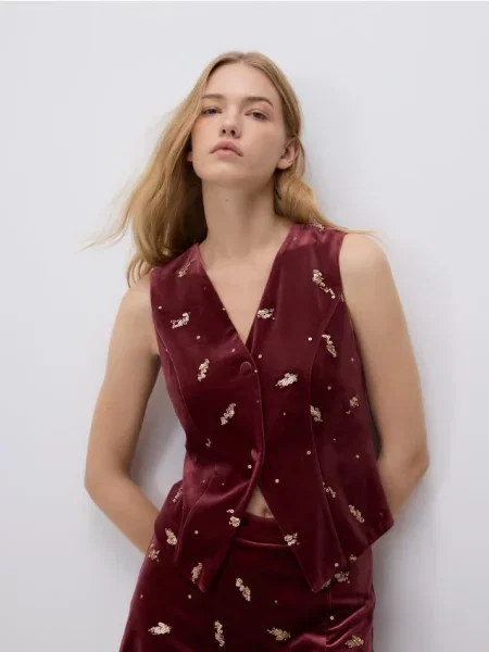 Reserved Оксамитова жилетка з аплікацією бордовий