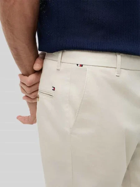 Chinos o kroju slim fit z mieszanki bawełny model BLEECKER' Tommy Hilfiger beżowe