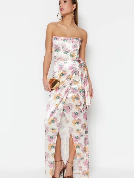 Satynowa długa sukienka wieczorowa Trendyol dwurzędowa