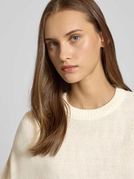 Sweter z dzianiny o kroju oversized z prążkowanymi wykończeniami Review biały