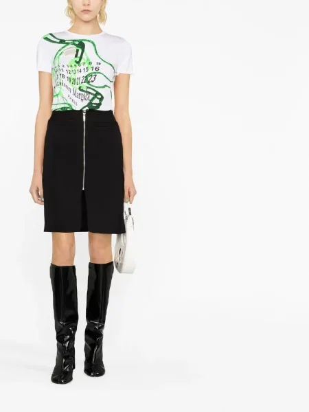 Sijonas Courreges juoda