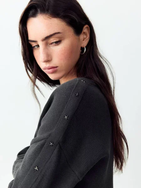 Sweter oversize z ćwiekami w kształcie gwiazd antracytowy Teen XS MANGO TEEN