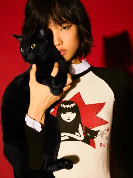 Bershka Koszulka Emily The Strange Z Długim Rękawem I Nadrukiem Kobieta Xs Złamany biały