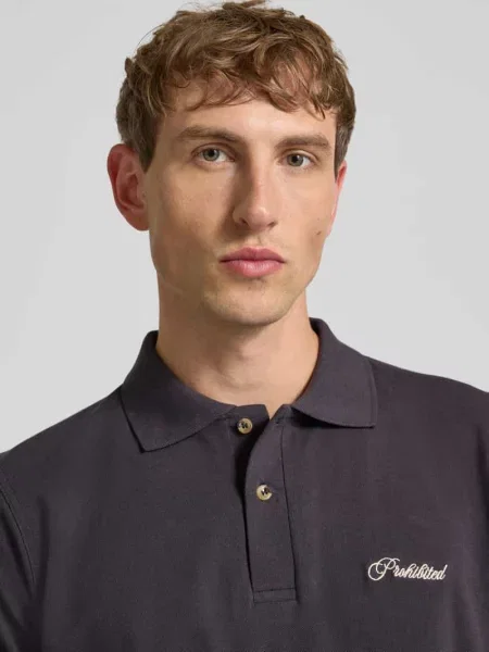 Koszulka polo o kroju slim fit z wyhaftowanym logo model „Hampton” Prohibited granatowa
