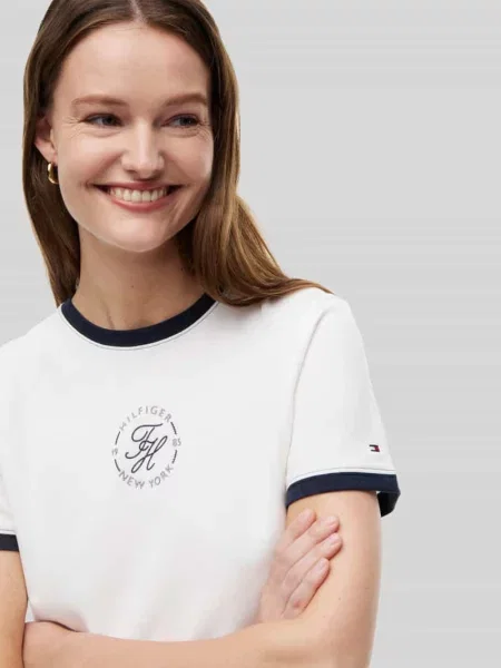 T-shirt o kroju regular fit z domieszką bawełny i wyhaftowanym logo Tommy Hilfiger