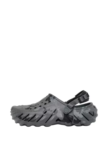 Papuci Crocs cu model camuflaj gri